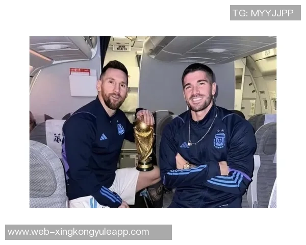 梅西合影时小球员被挤开德保罗出手推开不满插队者